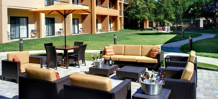 霍兰托莱多机场万怡酒店(Courtyard Toledo Airport Holland)图片