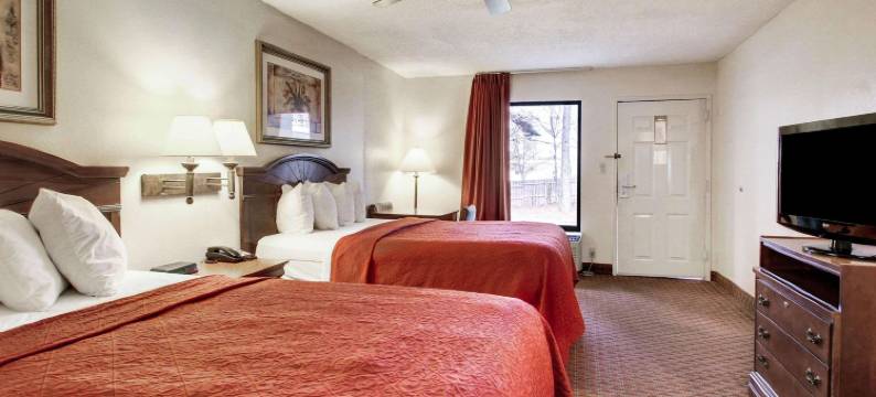 品质酒店及套房克林顿 - 杰克逊西(Quality Inn & Suites Clinton - Jackson West)图片