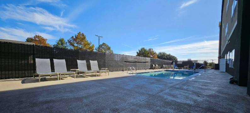 德克萨斯雷德奥克IH-35E拉昆塔温德姆套房酒店(La Quinta Inn & Suites by Wyndham-Red Oak TX IH-35E)图片