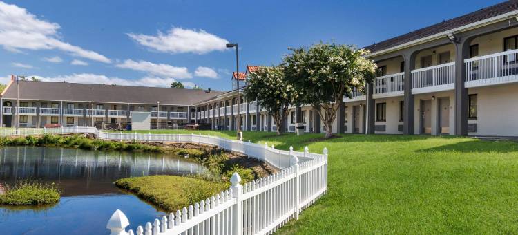 利堡罗德威酒店(Rodeway Inn at Fort Lee)图片
