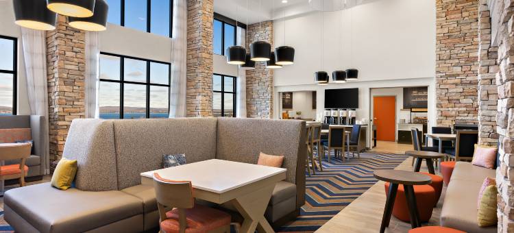 希尔顿欢朋套房酒店-佩托斯基(Hampton Inn & Suites Petoskey)图片