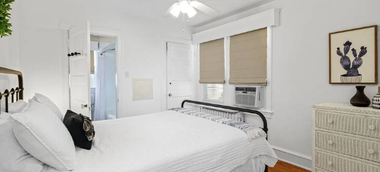 设计师海滨别墅, 距海滩仅数步 + 停车, 可住15人, 门廊 + 庭院(Sleeps 15, Designer Beach House w/ Yard + Porch, Steps to Beach + Parking)图片