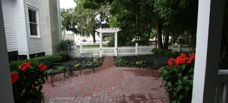 Carriage House under Live Oaks In Historic Downtown Beaufort with Patio Garden图片