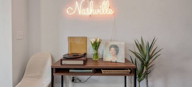 Modern King Bed Condo – Minutes to Broadway, Opry & Downtown with Free Parking图片