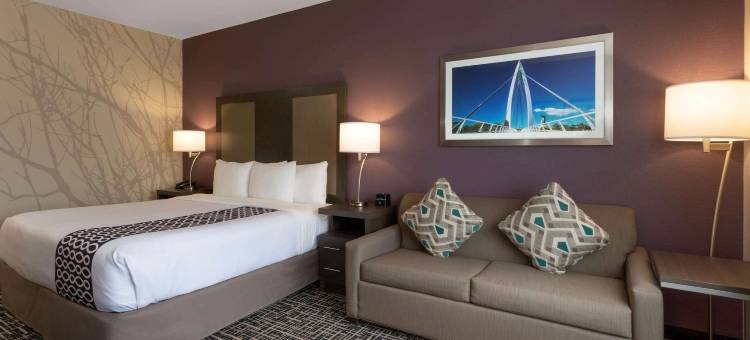 威奇托机场拉昆塔温德姆套房酒店(La Quinta Inn & Suites by Wyndham Wichita Airport)图片