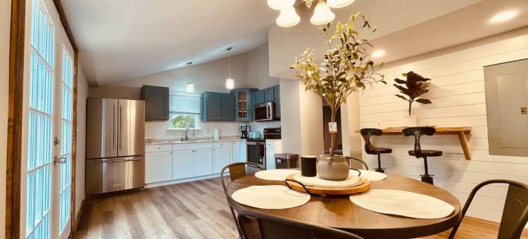 Exclusive Views and Cozy Deck Retreat - Stunning Lakefront Escape图片