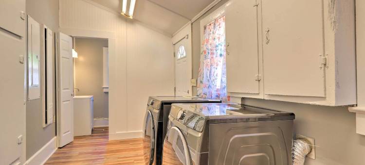 宽敞的兰内特避难所，配有阳光房+大甲板(Spacious Lanett Haven w/ Sunroom + Large Deck)图片