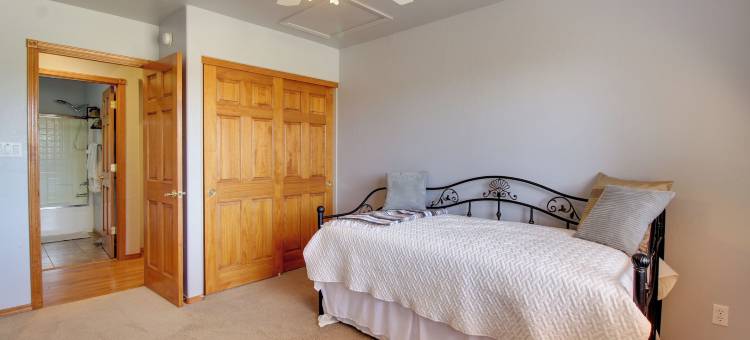 距锡特格雷夫斯16英里：欧弗加德小屋带门廊(Families Welcome! Overgaard Cabin with Playground)图片