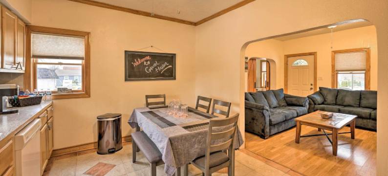 四季适宜的大港度假处，配有甲板！(All-Season Grand Haven Getaway with Deck!)图片