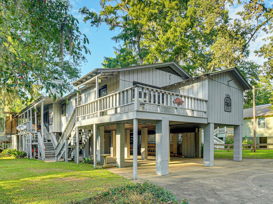 卡纳克湖畔之家：甲板、烧烤架和火坑