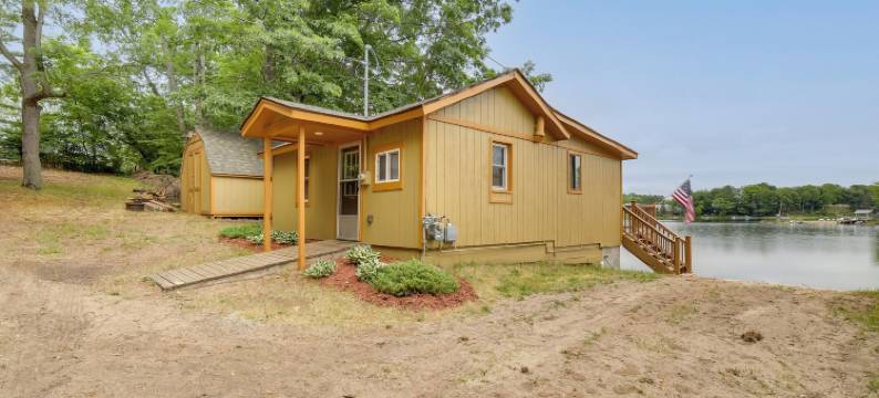 湖边小屋：靠近船只和钓鱼！(Waterfront Lake Cabin Close to Boating and Fishing!)图片