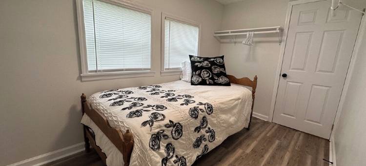 距戴尔哈洛湖仅2英里，配有WiFi和空调的温馨三卧室度假屋(Charming 3-bedroom house with WiFi, AC just 2 miles from Dale Hallow lake)图片