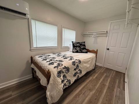 Charming 3-bedroom house with WiFi, AC just 2 miles from Dale Hallow lake