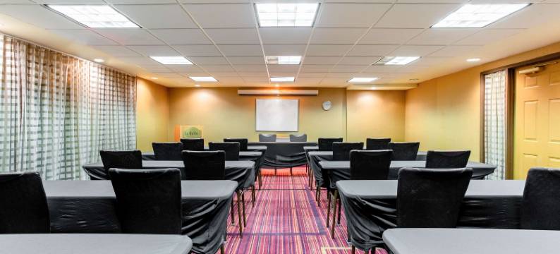 罗利克拉布特里拉昆塔温德姆套房酒店(La Quinta Inn & Suites by Wyndham Raleigh Crabtree)图片