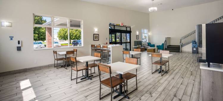 绿湾体育场附近美吟温德姆酒店(AmericInn by Wyndham Green Bay Near Stadium)图片