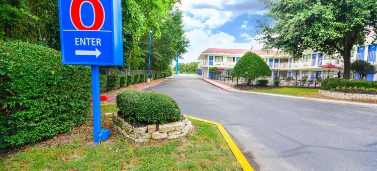 德克萨斯亨茨维尔 6 号汽车旅馆(Motel 6 Huntsville, TX)图片