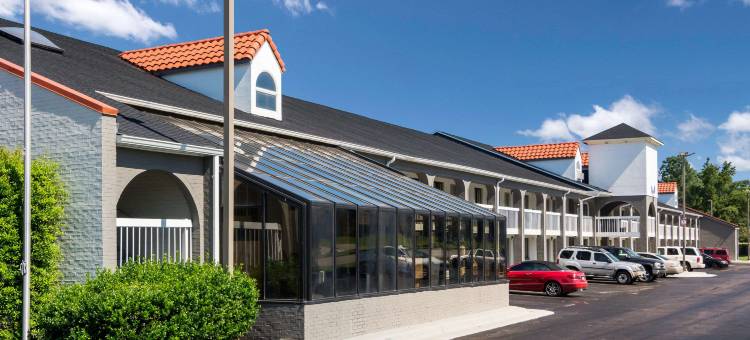 利堡罗德威酒店(Rodeway Inn at Fort Lee)图片