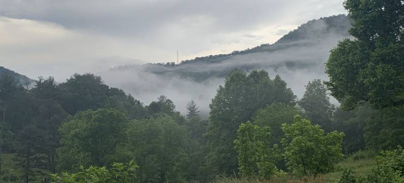 1878 Victorian Farmhouse Near Asheville on 80 Acres图片