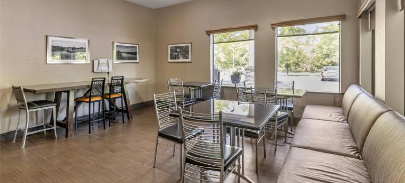 贝斯特韦斯特优质里之山峰套房酒店(Best Western Plus Lees Summit Hotel  Suites)图片