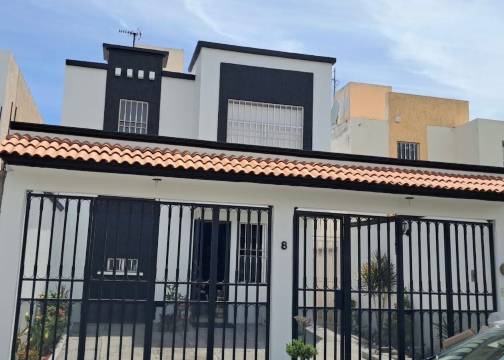 Cozy 3-bedroom Roxbury House with WiFi, AC Pet friendly.