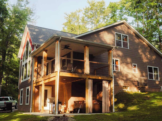 现代两卧室小屋，带热水浴缸、游戏设施和中心位置