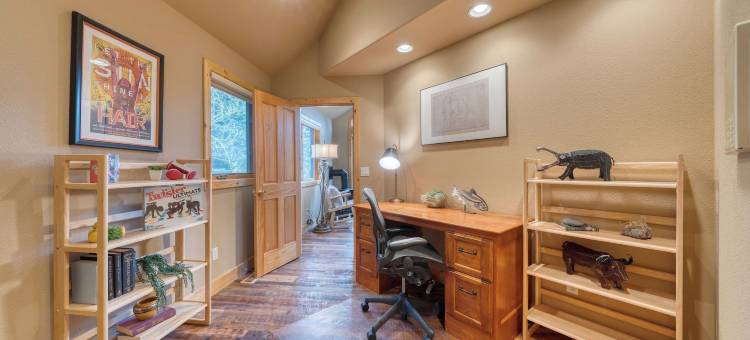 Truckee Mountain Cabin With Hot Tub + Game Room + Forest Views Gray Wolf Lodge by Avantstay图片