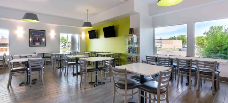 温尼伯西速8酒店(Super 8 by Wyndham Winnipeg West)图片