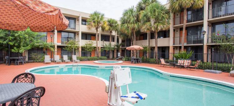 奥兰多机场戴斯套房酒店(Days Inn & Suites by Wyndham Orlando Airport)图片