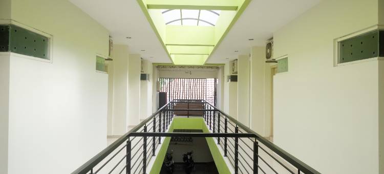 城市视野沙里亚卡达尔曼之家劳耶安红门酒店(Urbanview Syariah Kadarman Home Laweyan by RedDoorz)图片