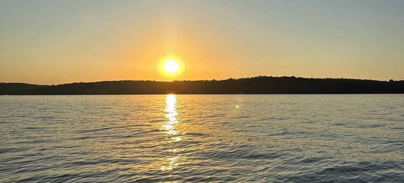 Cozy Retreat: Unwind in a cozy cabin on the shores of Kentuck Lake图片