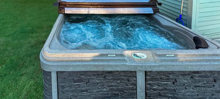 湖边四卧三浴热水浴缸(Lake Access 4 Bed 3 Bath HOT TUB)图片