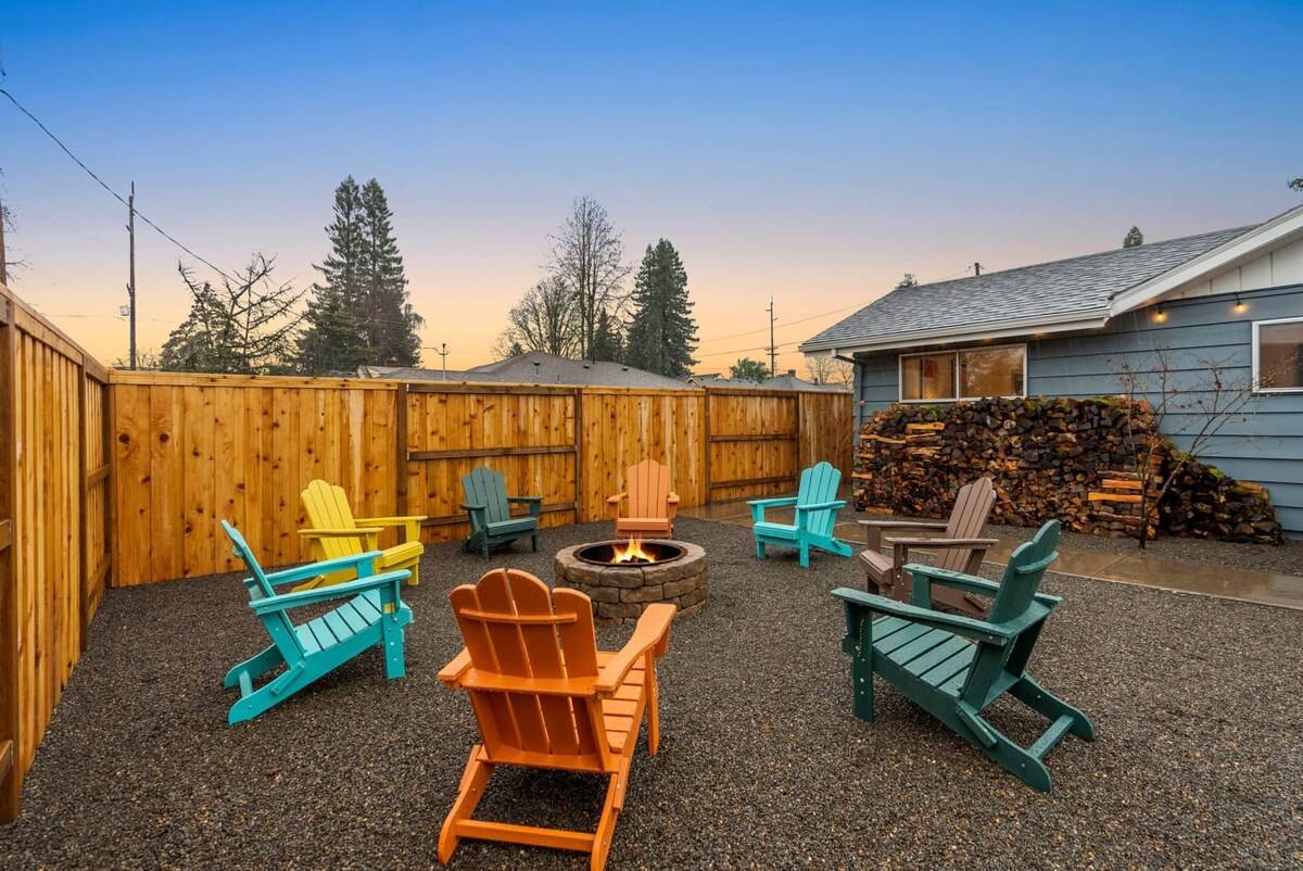 Charming Outdoor Oasis with Hot Tub and Game Room - Elegant Retreat