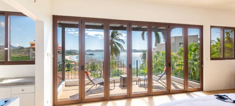 豪华海景火烈鸟之家，配有泳池、公寓和派对露台(Stunning Home with Brand-New Guesthouse and Oceanview Terrace with Private Swimming Pool & Hot Tub)图片