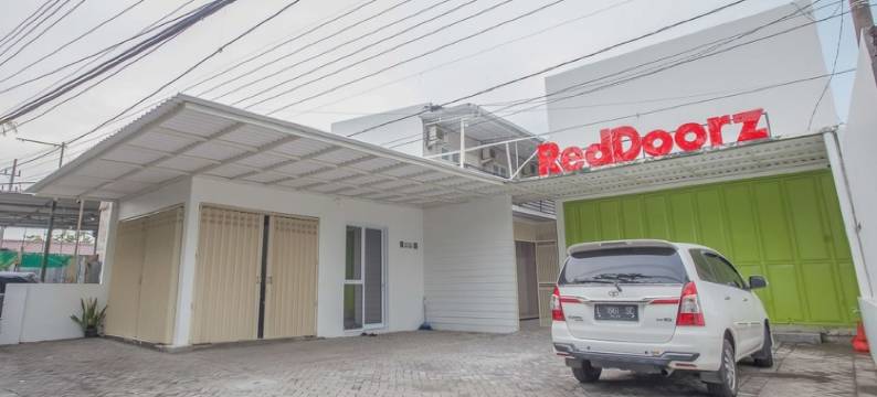 红多兹酒店-近泗水西普拉高尔夫球场(RedDoorz Near Ciputra Golf Surabaya)图片