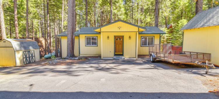 距道奇岭山8英里：带露台的宁静小屋(8 Mi to Dodge Ridge Mtn Peaceful Cabin with Deck!)图片