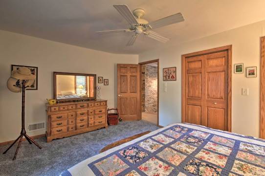 宽敞湖畔住宅,配有露台,皮划艇和码头!(Spacious Lakehouse w/ Deck, Kayaks, & Dock!)