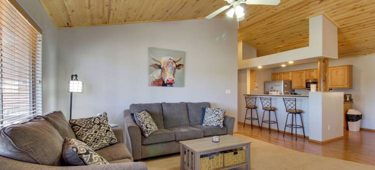 距锡特格雷夫斯16英里：欧弗加德小屋带门廊(Families Welcome! Overgaard Cabin with Playground)图片