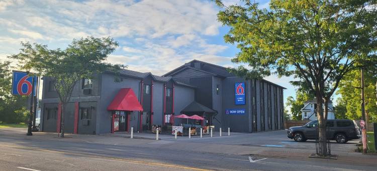尼亚加拉瀑布6号汽车旅馆，安大略省 – 瀑布附近(Motel 6 Niagara Falls, on Near the Falls)图片