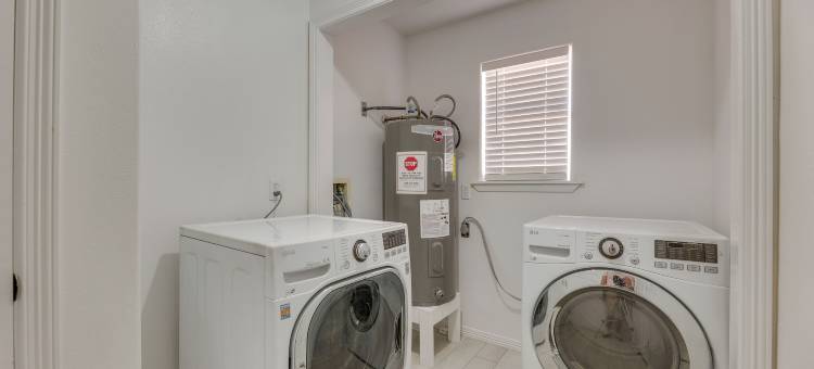 爱丁堡的现代化家庭，只需走半英里就能到达Utrgv！(Modern Home in Edinburg Half-Mi Walk to Utrgv!)图片