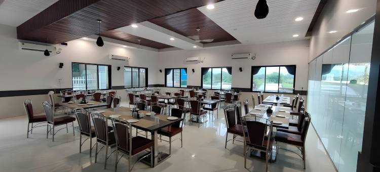 派拉蒙河滨水疗度假村(Paramount Riverfront Resort & Spa, Karjat)图片