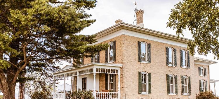 河边200英亩宽敞农舍(Spacious Farmhouse on 200 Acres Along the River)图片