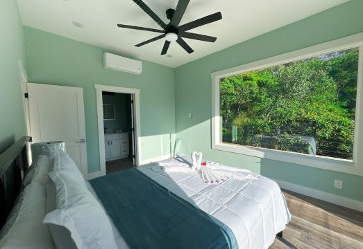 6 Bd, 6 Bth, 2 living rms, huge kitchen, private pool & hot tub, rooftop deck!!! Hotel Overview