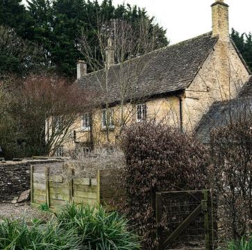 Large Pretty Farmhouse 2 mins from Burford, Cotswolds ,Pet friendly. Big Garden Hotel Overview