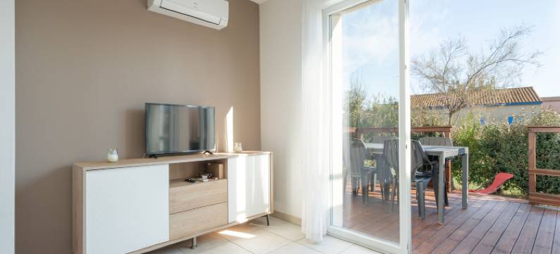 Bright Villa Steps from the Sea图片