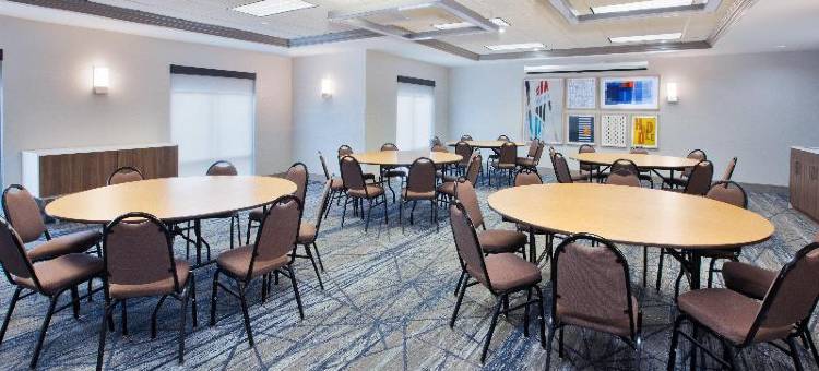 米尔瓦基西北公园广场智选假日套房酒店(Holiday Inn Express & Suites Milwaukee NW – Park Place)图片