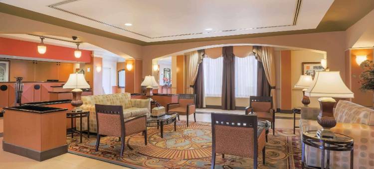艾斯利普麦克阿瑟机场拉昆塔温德姆套房酒店(La Quinta Inn & Suites by Wyndham Islip - MacArthur Airport)图片