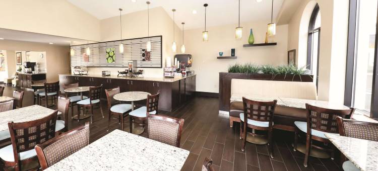 拉昆塔温德姆酒店-近桑达斯基锡达波因特(La Quinta Inn by Wyndham Sandusky Near Cedar Point)图片