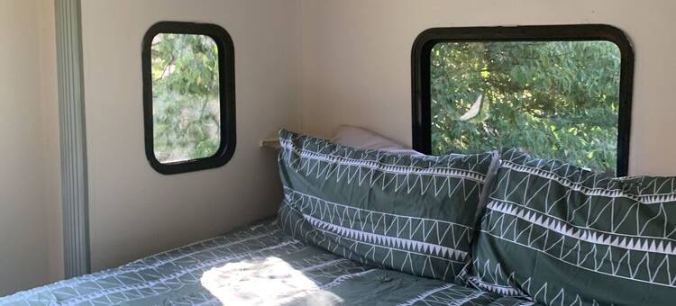 Cozy newly remodeled camper with hot tub and fire pit close to hiking/kayaking图片