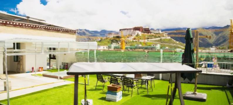 在路上精品客栈(布达拉宫店)图片