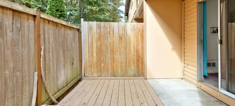 Stylish Kitchen and Smart TV Included - Modern Cozy Hideaway图片